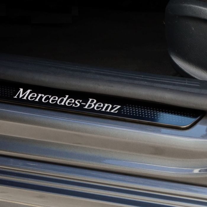 A1776804407 Original Mercedes-Benz Wechselcover Schwarz/weiß mit Pattern  für beleuchtete Einstiegsleiste vorne 2er-Set