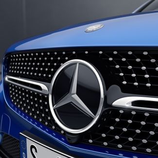 Original Mercedes-Benz Diamantgrill auf blauem Auto